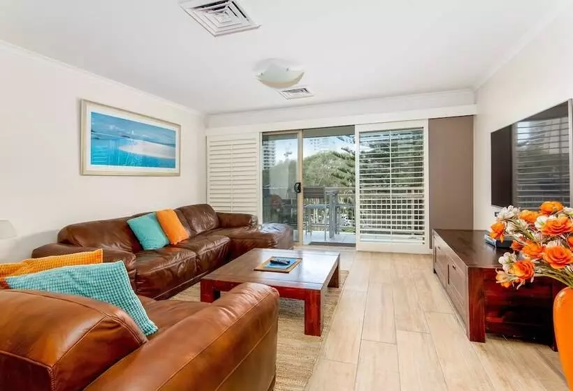 Hotelli The Village Holiday Apartments At Burleigh