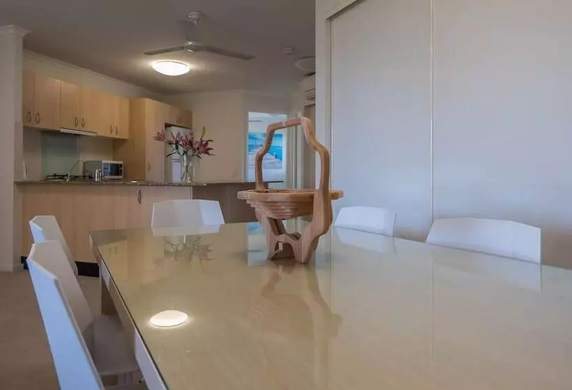 Hotelli The Village Holiday Apartments At Burleigh