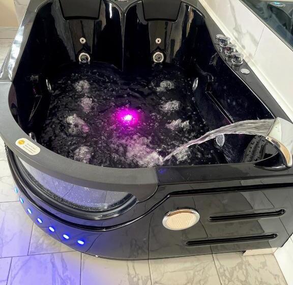 هتل Falls Lodge & Suites