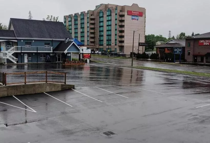 酒店 Falls Lodge & Suites