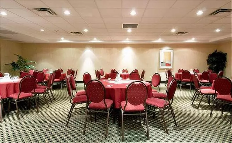 酒店 Holiday Inn Express And Suites Surrey, An Ihg