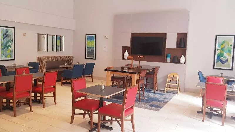 酒店 Holiday Inn Express And Suites Surrey, An Ihg