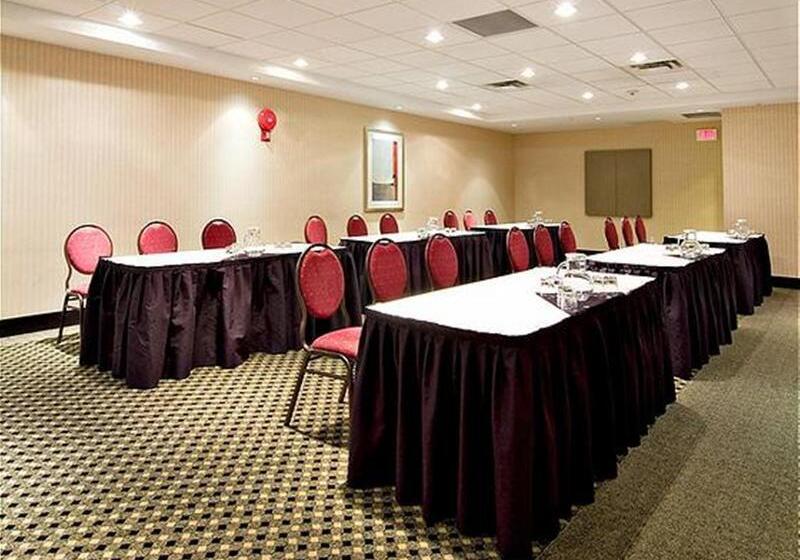 هتل Holiday Inn Express And Suites Surrey, An Ihg