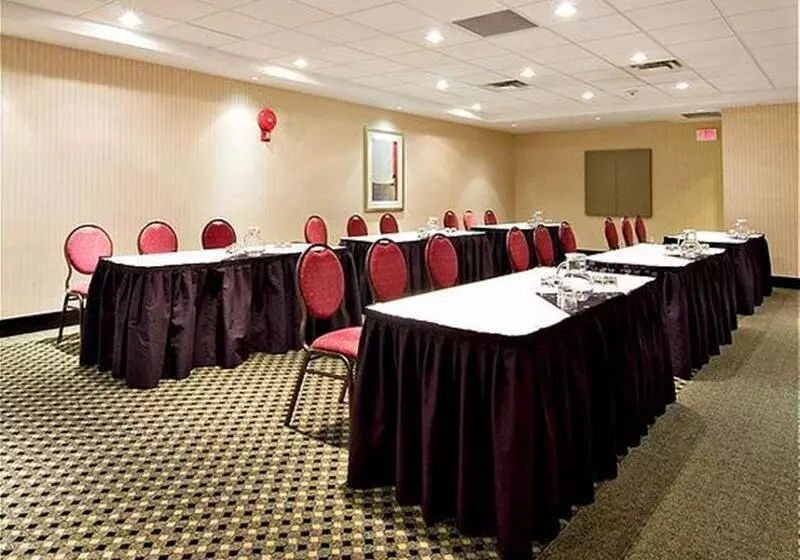 酒店 Holiday Inn Express And Suites Surrey, An Ihg