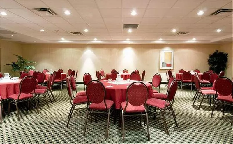 酒店 Holiday Inn Express And Suites Surrey, An Ihg