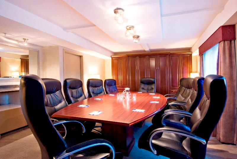 هتل Holiday Inn Express And Suites Surrey, An Ihg