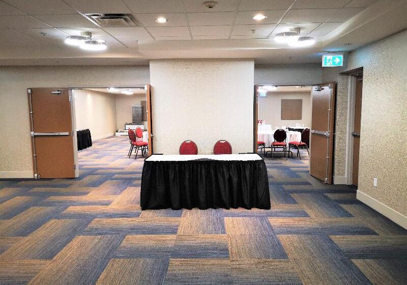 هتل Holiday Inn Express And Suites Surrey, An Ihg