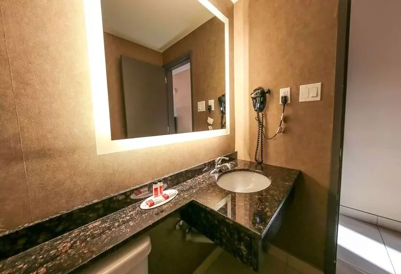 酒店 Howard Johnson By Wyndham Winnipeg West