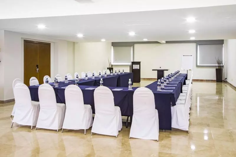 Отель Imperio De Angeles Executive Leon By Real De Minas Business Class