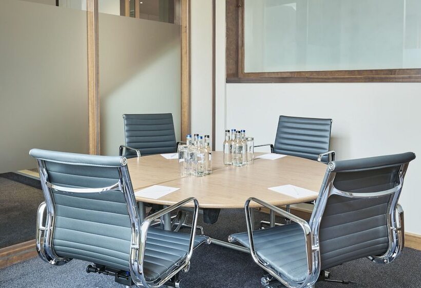 هتل Leonardo Cheltenham