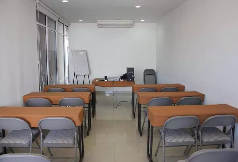 ホテル Seven Crown Express & Suites By Kavia