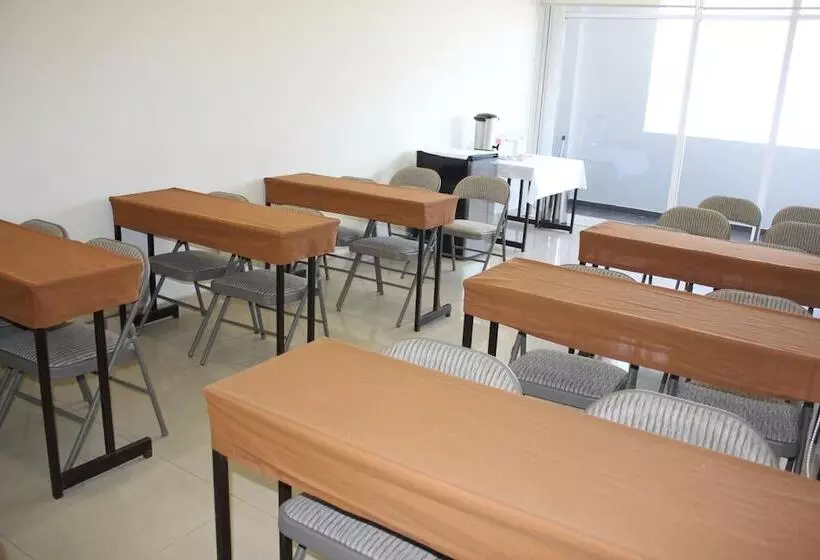 ホテル Seven Crown Express & Suites By Kavia