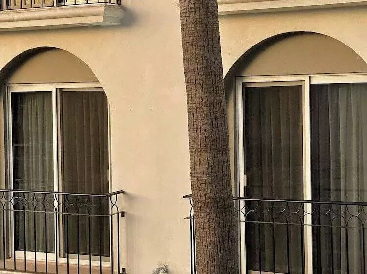 ホテル Seven Crown Express & Suites By Kavia