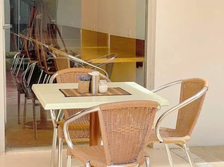 ホテル Seven Crown Express & Suites By Kavia