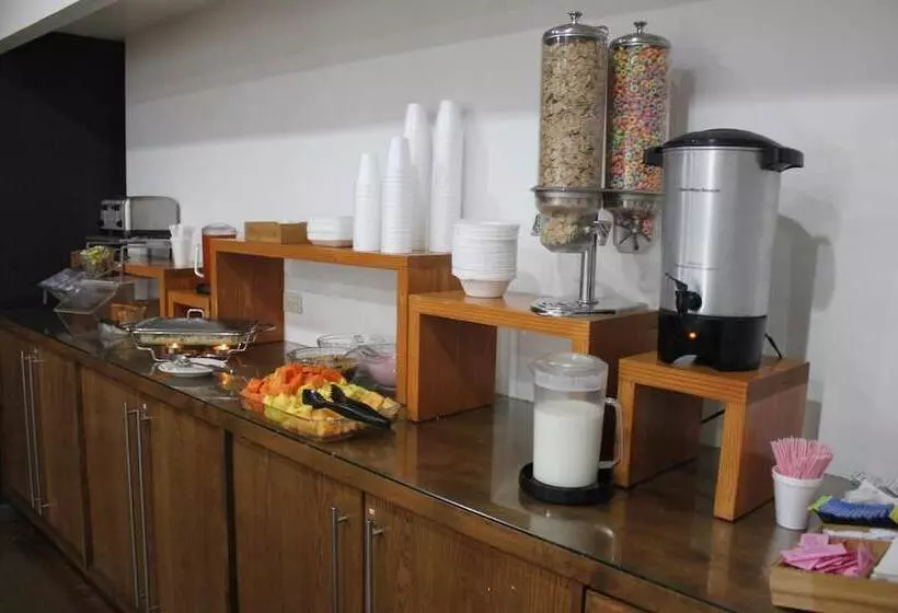 ホテル Seven Crown Express & Suites By Kavia