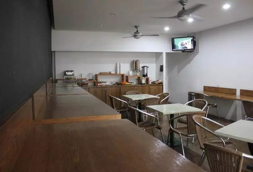 ホテル Seven Crown Express & Suites By Kavia