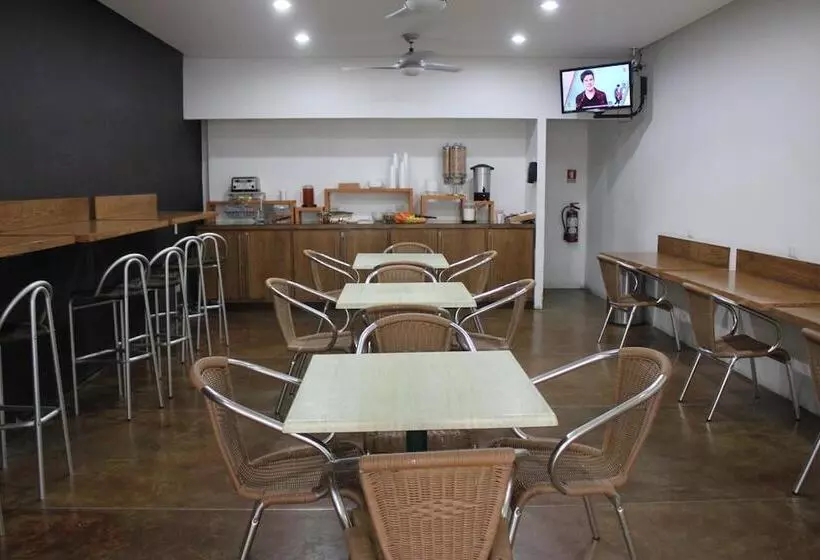 ホテル Seven Crown Express & Suites By Kavia