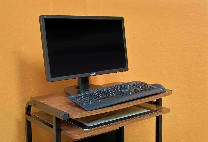 هتل Super 8 By Wyndham Houston/brookhollow Nw