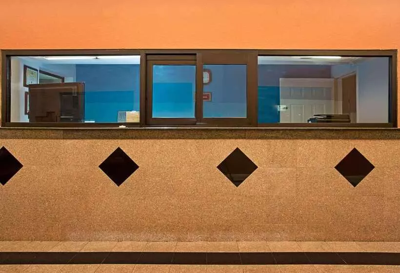 هتل Super 8 By Wyndham Houston/brookhollow Nw