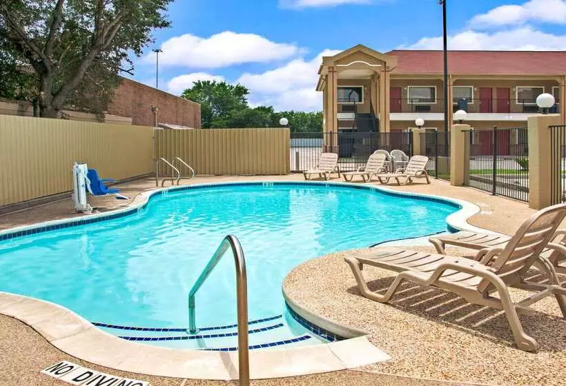 هتل Super 8 By Wyndham Houston/brookhollow Nw