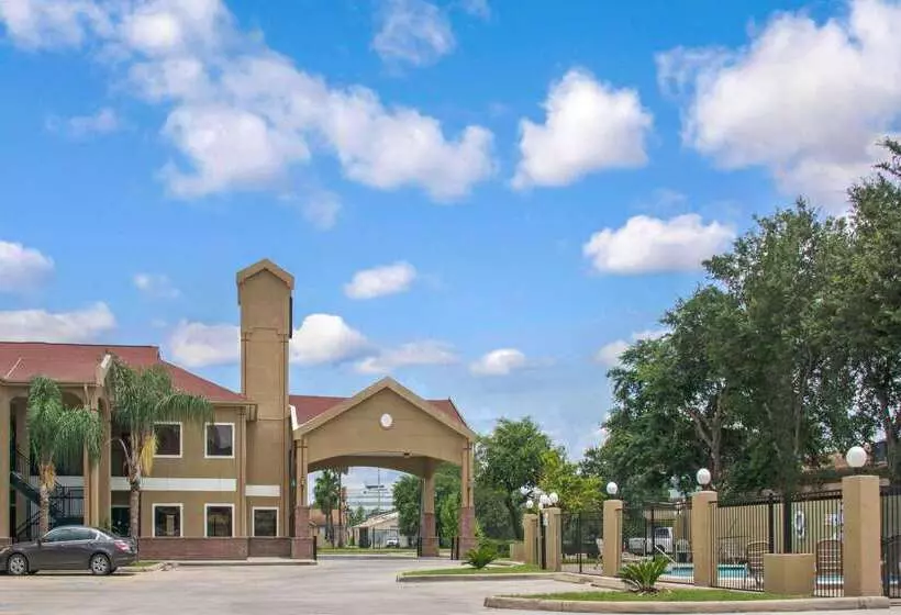 هتل Super 8 By Wyndham Houston/brookhollow Nw