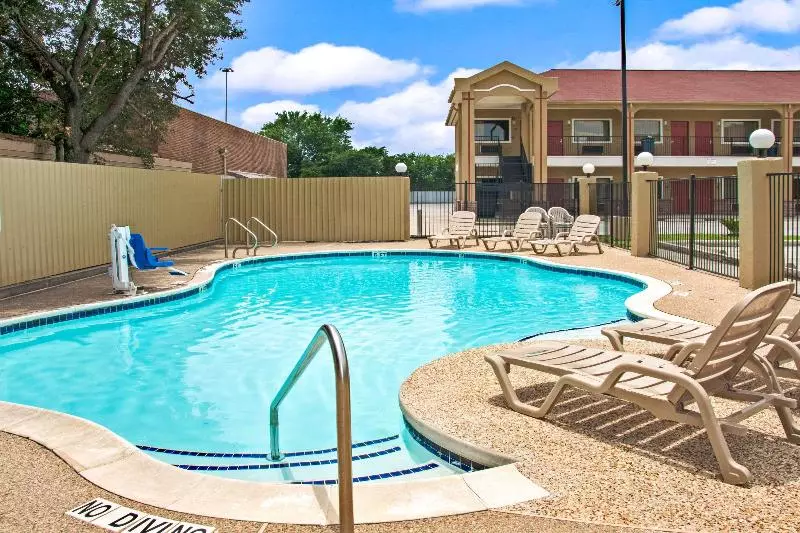 هتل Super 8 By Wyndham Houston/brookhollow Nw