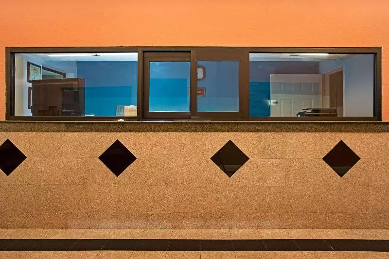 هتل Super 8 By Wyndham Houston/brookhollow Nw