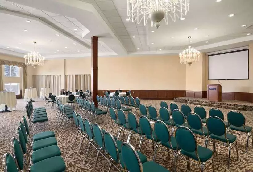 Отель Travelodge By Wyndham Strathmore