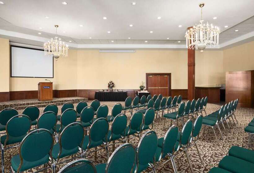 ホテル Travelodge By Wyndham Strathmore