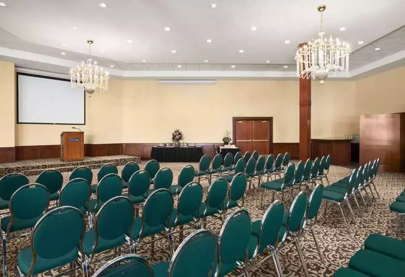 Отель Travelodge By Wyndham Strathmore