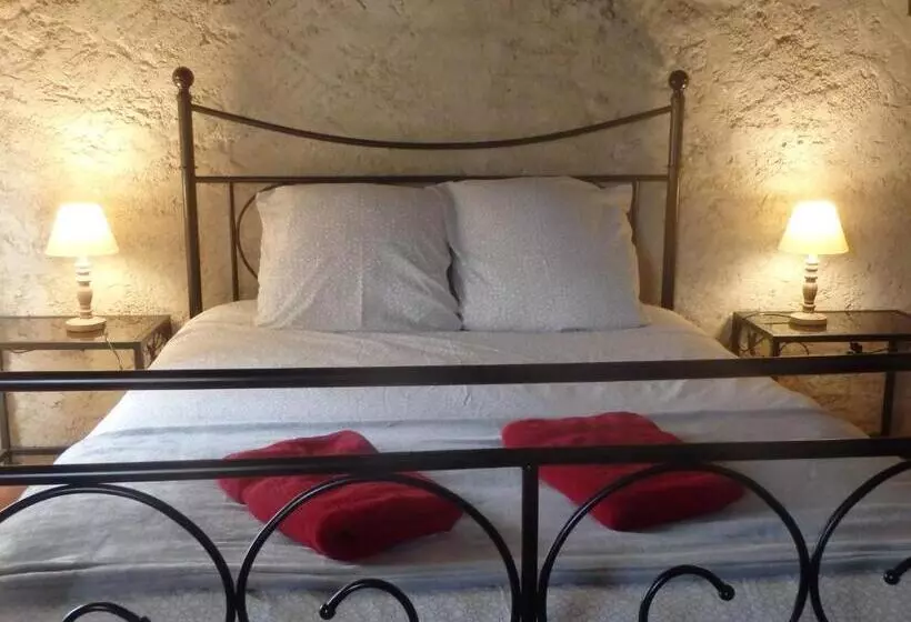 Aamiaismajoitus (B&B) Chambres D´hôtes Prieuré D Orniols