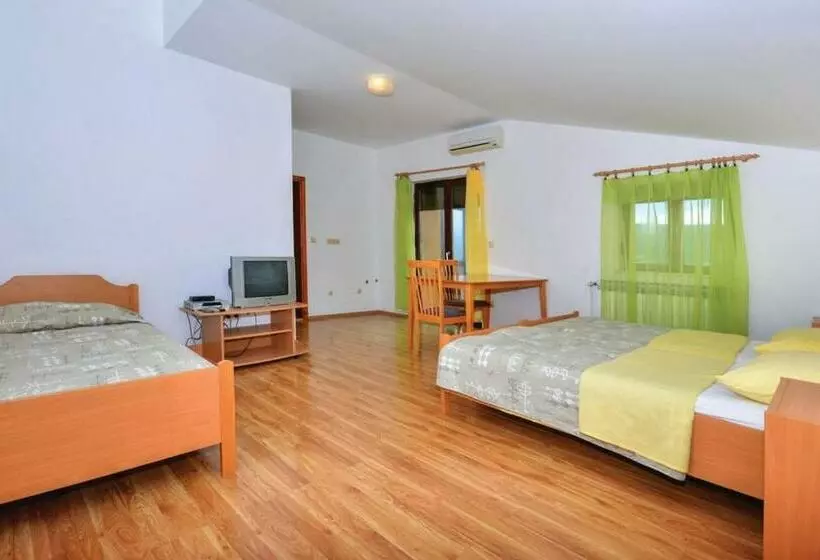 ペンション Rooms Latinac