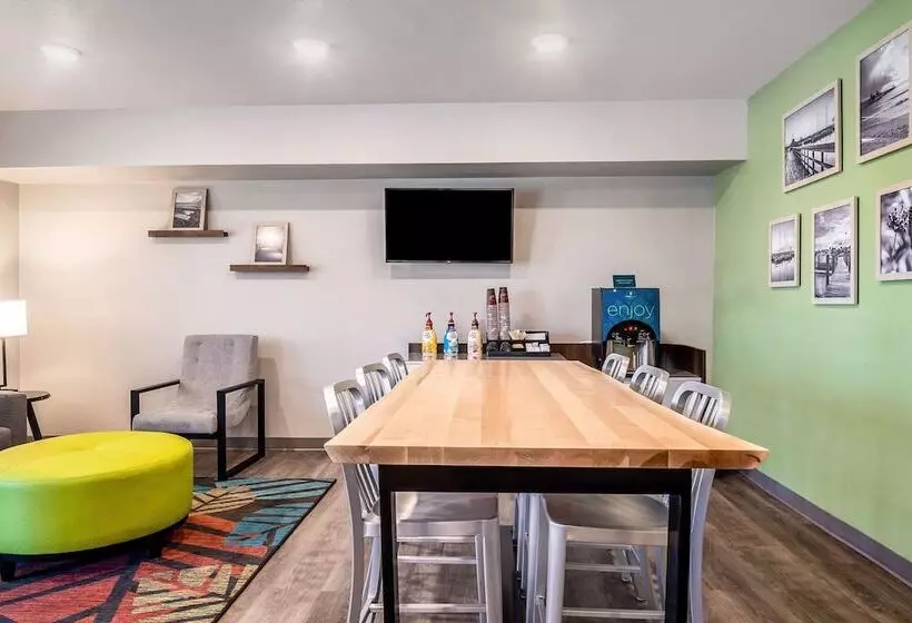 ホテル Woodspring Suites Naples West