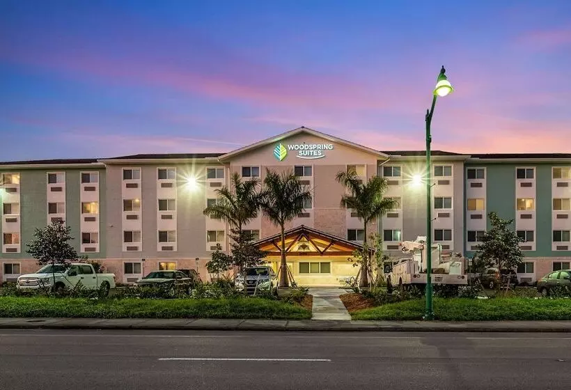 ホテル Woodspring Suites Naples West