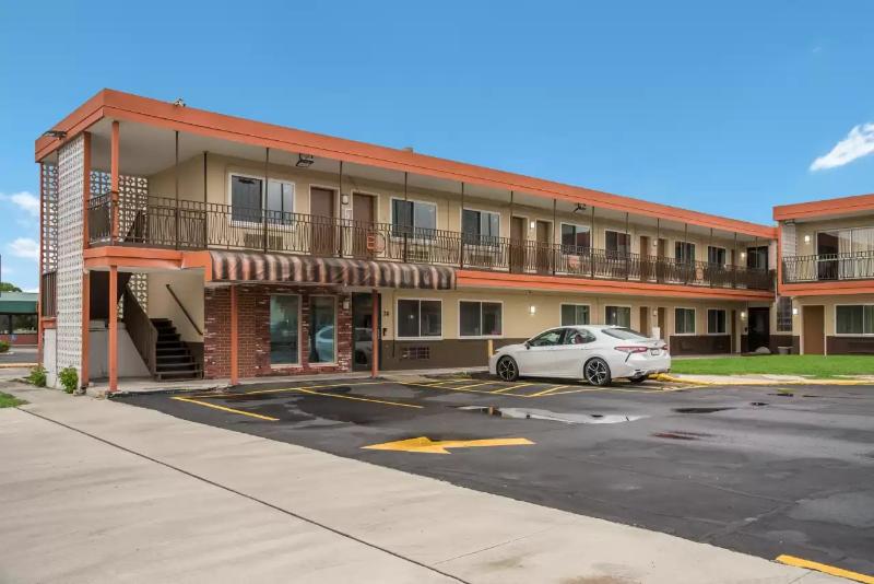 モーテル Econo Lodge Inn & Suites