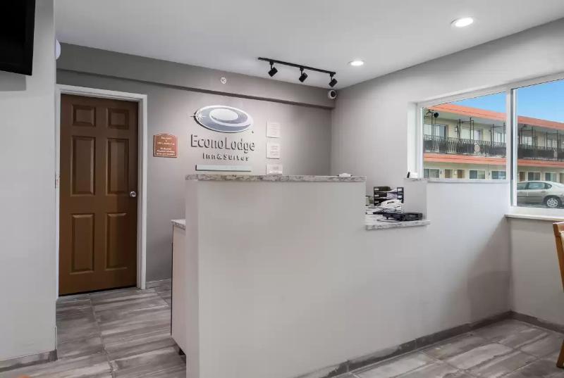 モーテル Econo Lodge Inn & Suites