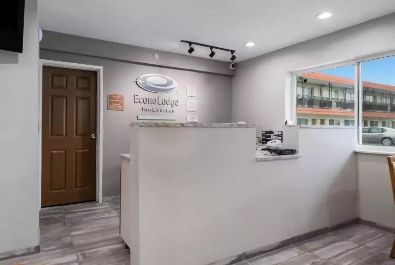 モーテル Econo Lodge Inn & Suites