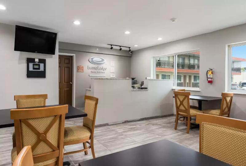 モーテル Econo Lodge Inn & Suites