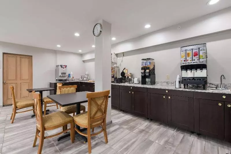 モーテル Econo Lodge Inn & Suites