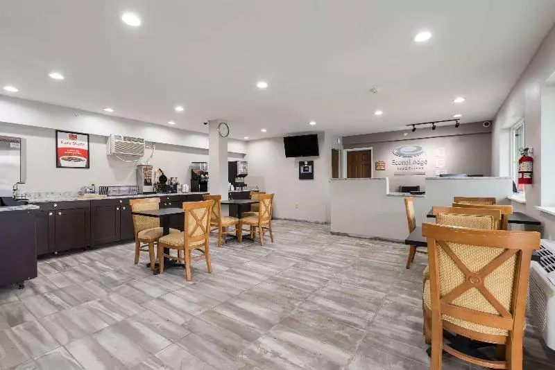 モーテル Econo Lodge Inn & Suites