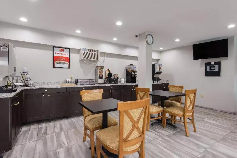 モーテル Econo Lodge Inn & Suites