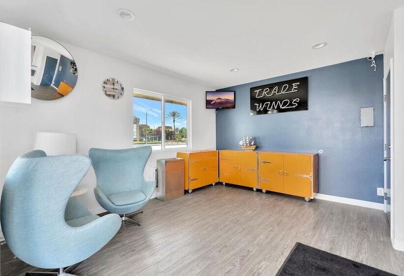 Tradewinds Motel