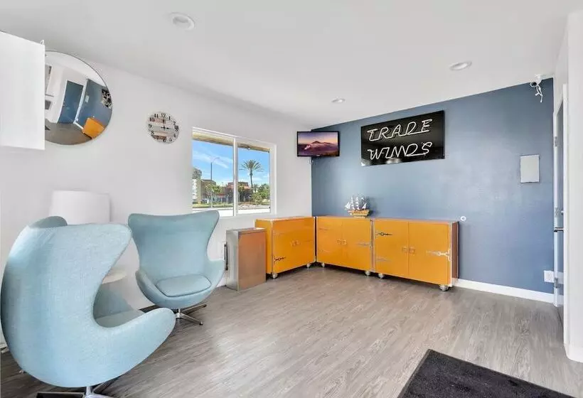 Tradewinds Motel
