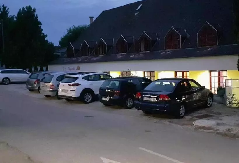تختخواب و صبحانه Diána Fogadó