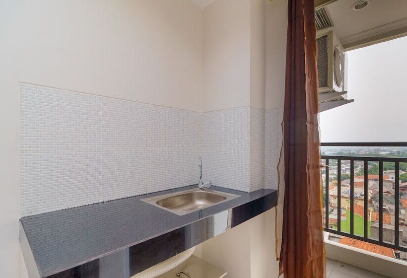 Hotel Reddoorz Apartemen @ Green Lake View Cimanggis