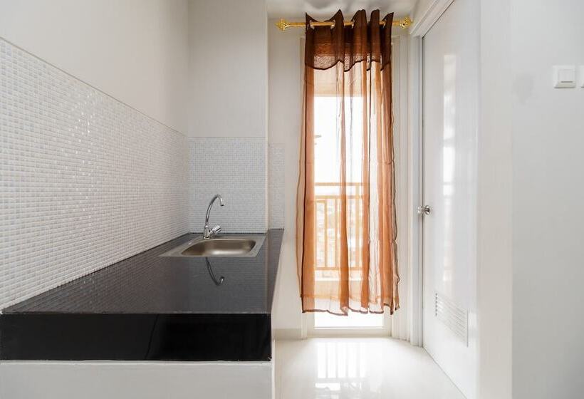 Hotel Reddoorz Apartemen @ Green Lake View Cimanggis