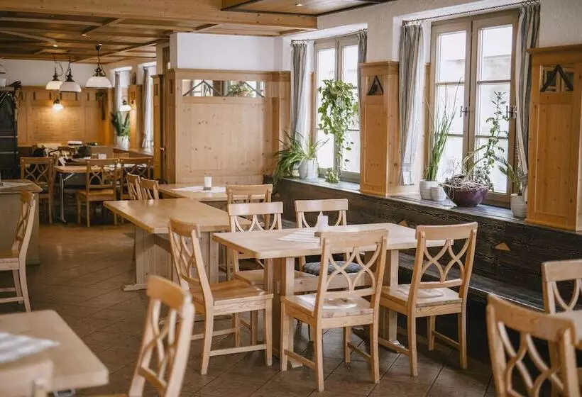 Hotelli Restaurant Goldener Hirsch