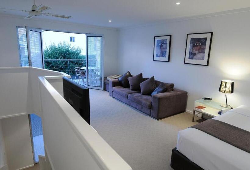 Ashmont Motel And Apartments