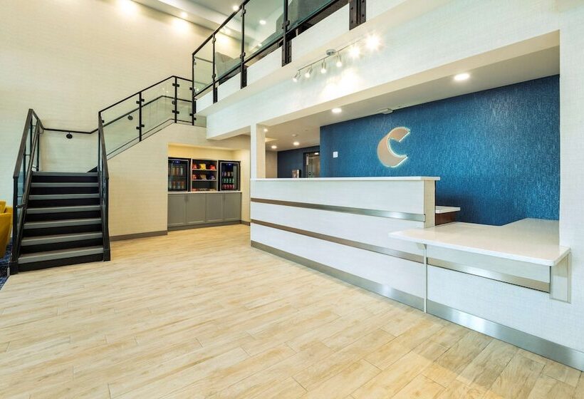 هتل Comfort Inn & Suites