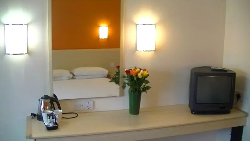 Отель Redwings Lodge Dunstable